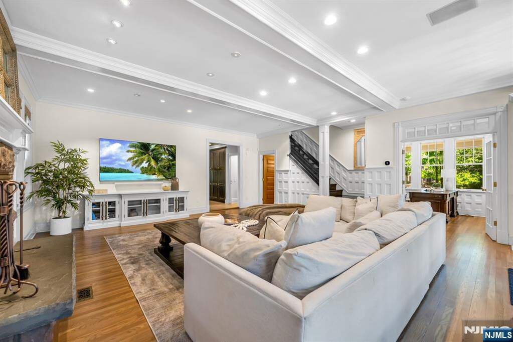 7 Bedroom Single Family Home/House's Image 16