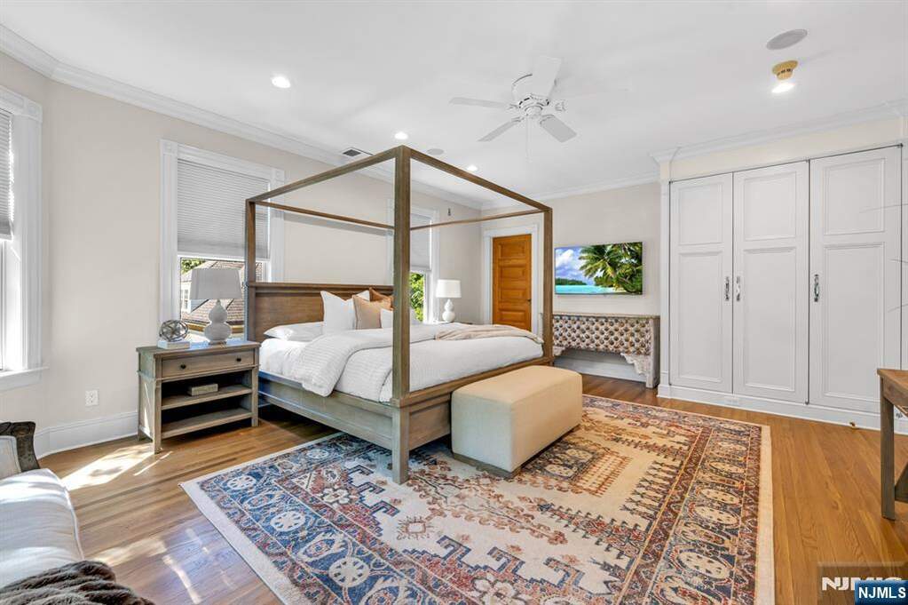 7 Bedroom Single Family Home/House's Image 20