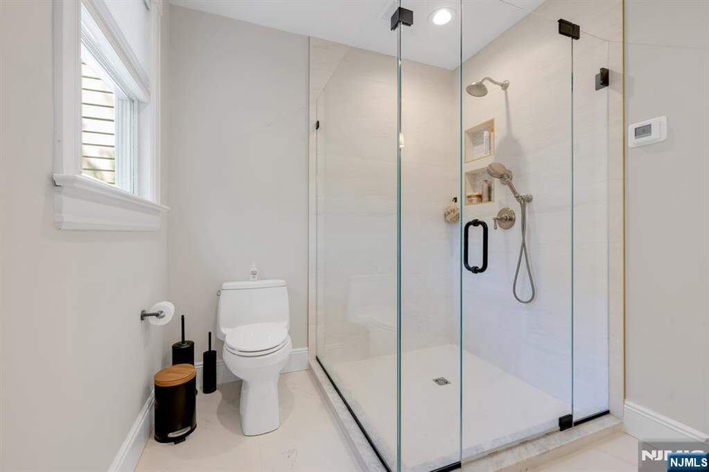 7 Bedroom Single Family Home/House's Image 26