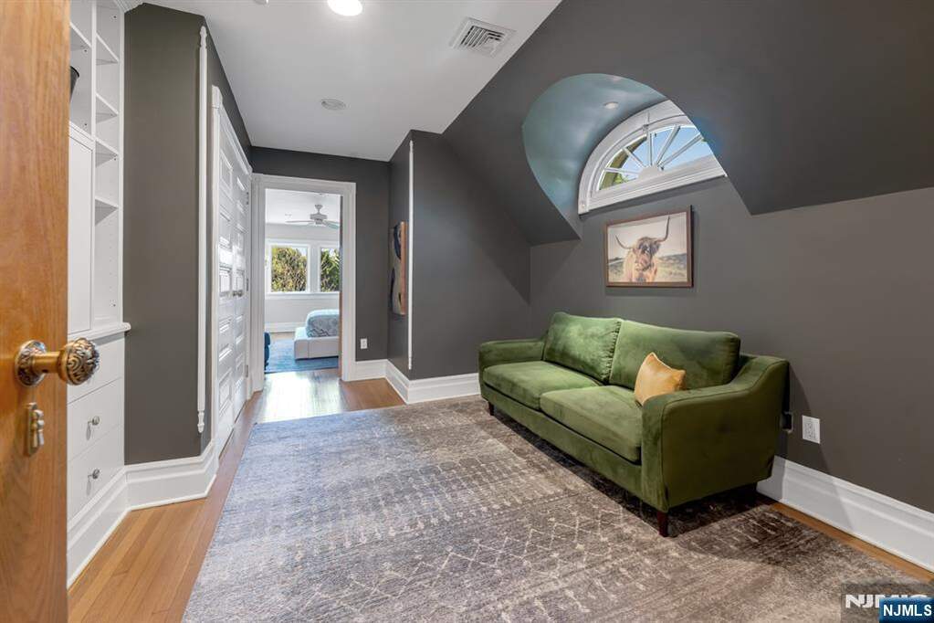 7 Bedroom Single Family Home/House's Image 31