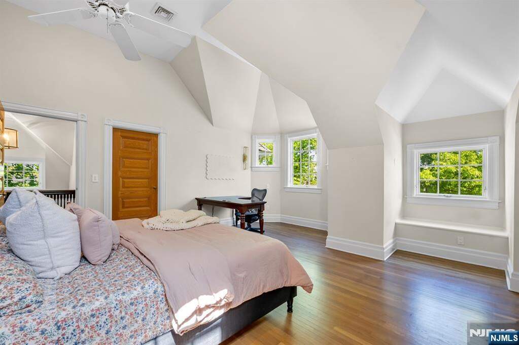7 Bedroom Single Family Home/House's Image 32