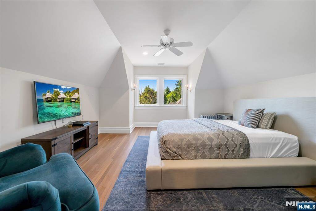 7 Bedroom Single Family Home/House's Image 34