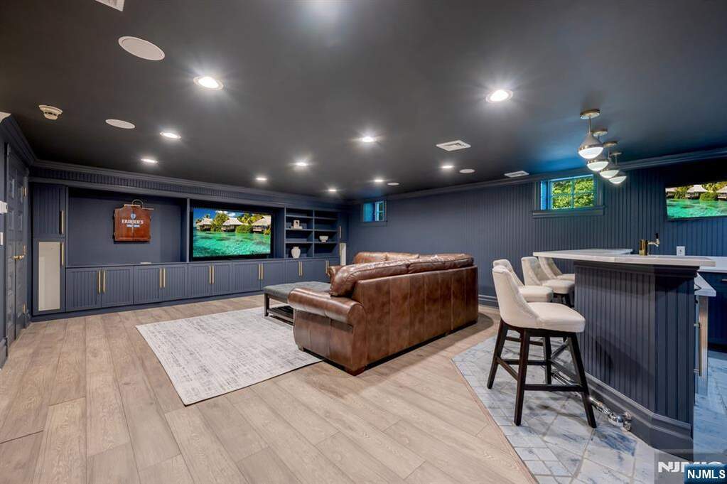 7 Bedroom Single Family Home/House's Image 35