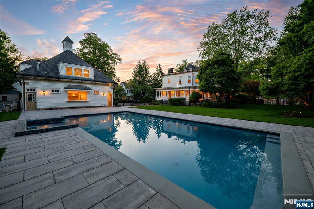7 Bedroom Single Family Home/House's Image 41