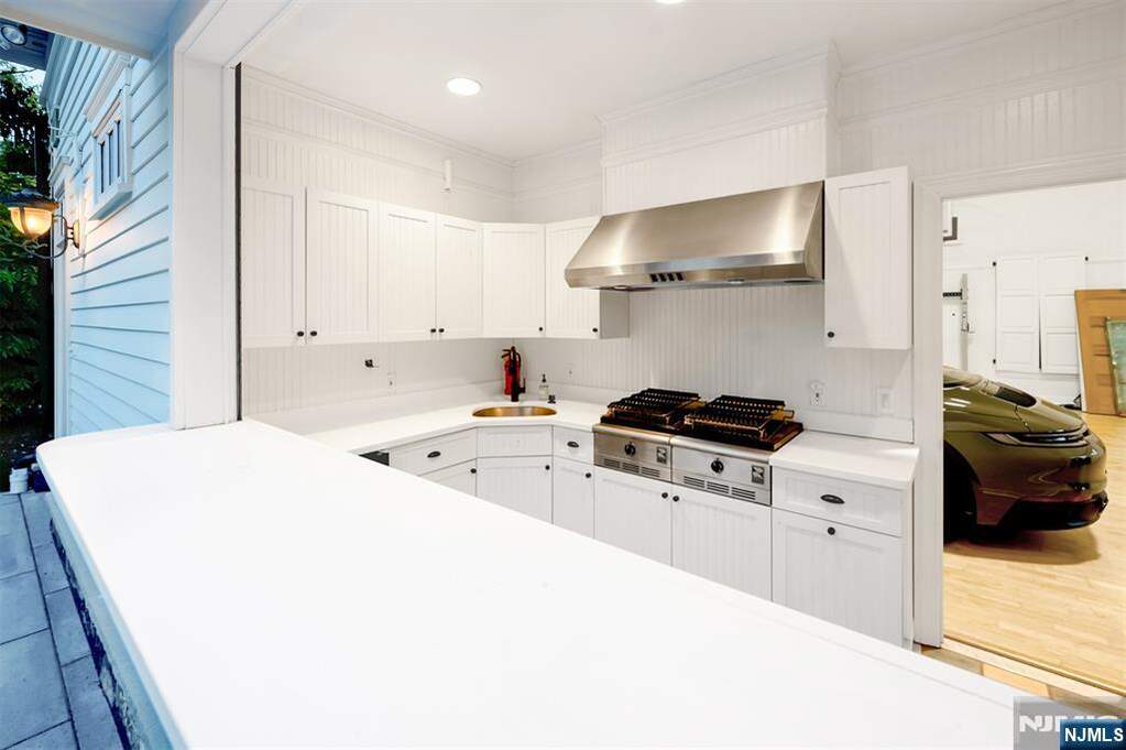 7 Bedroom Single Family Home/House's Image 42