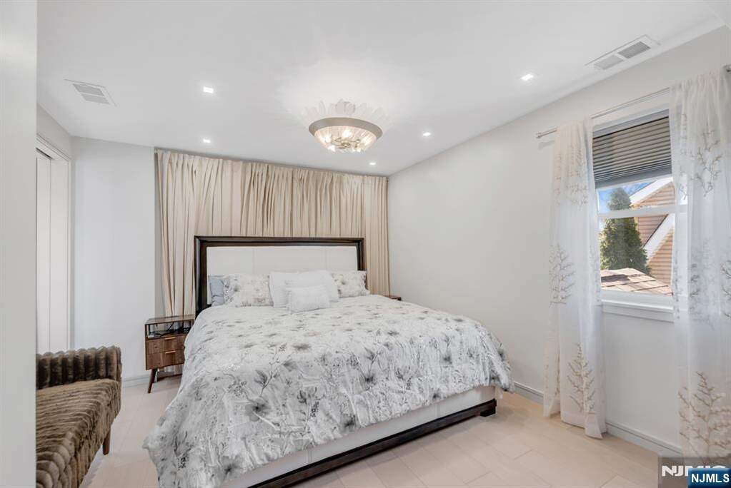4 Bedroom Single Family Home/House's Image 28