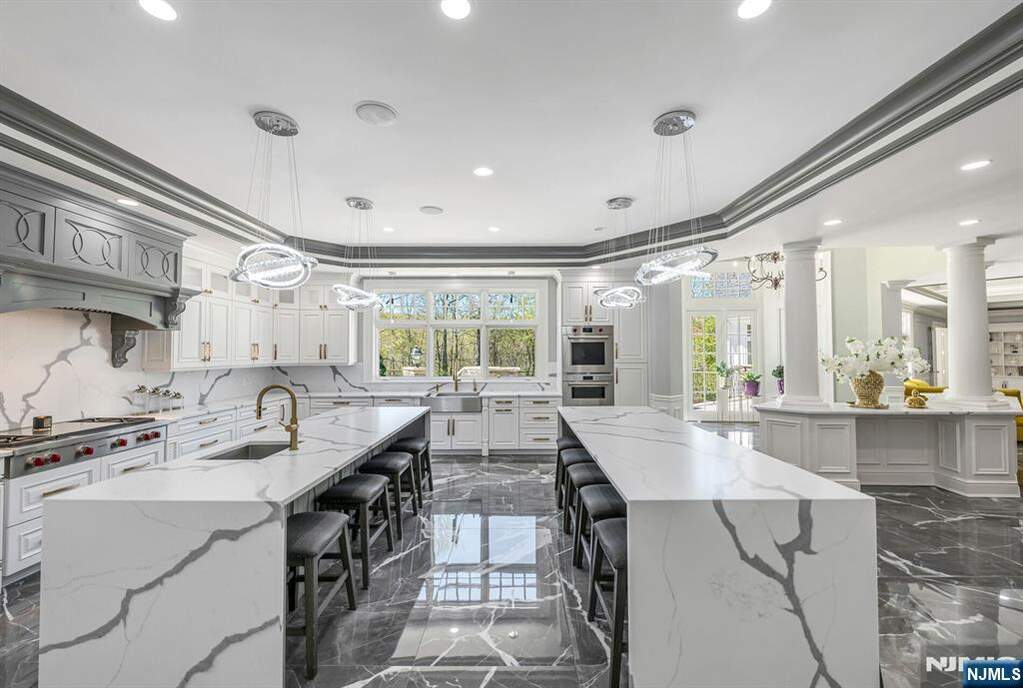 7 Bedroom Single Family Home/House's Image 10