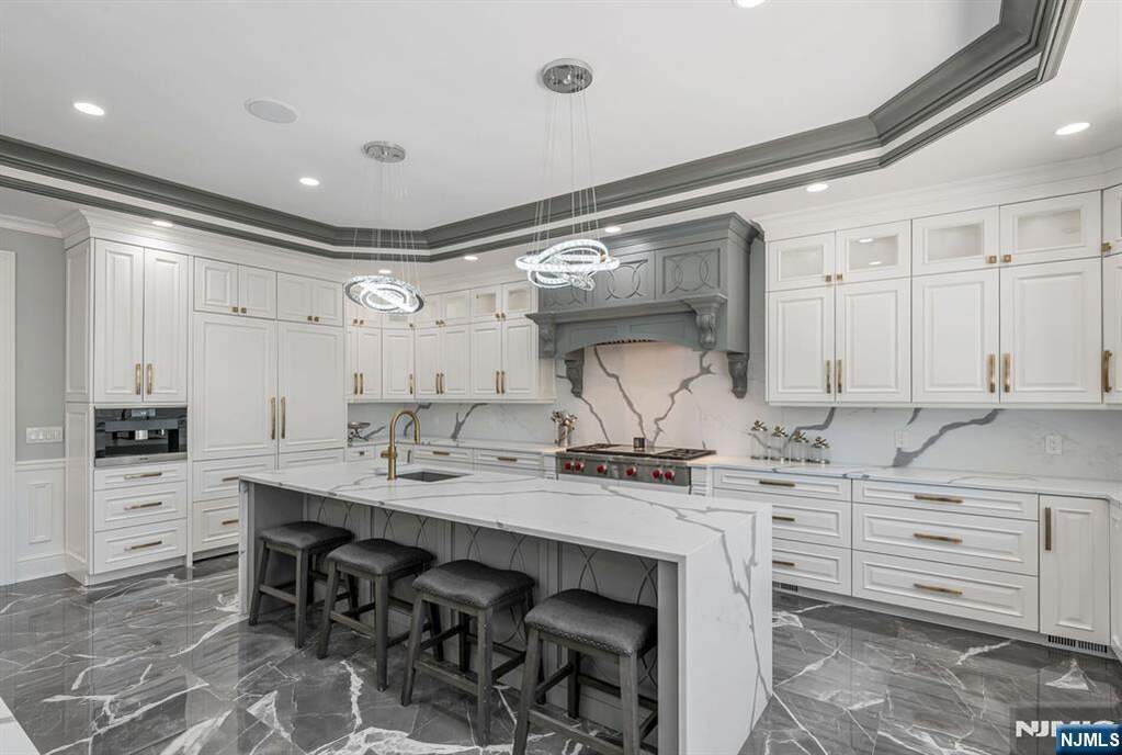 7 Bedroom Single Family Home/House's Image 12