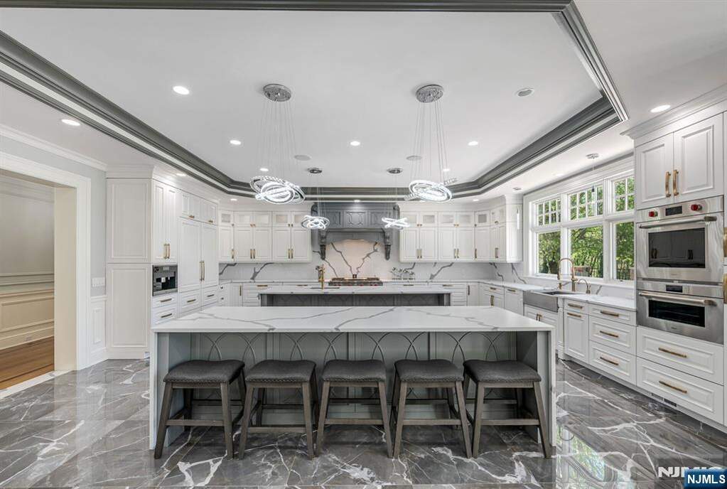 7 Bedroom Single Family Home/House's Image 13