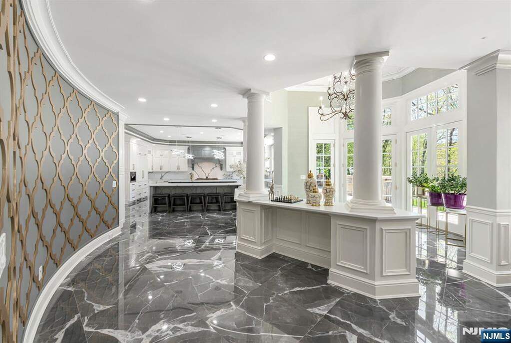 7 Bedroom Single Family Home/House's Image 16