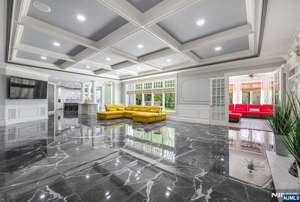 7 Bedroom Single Family Home/House's Image 18