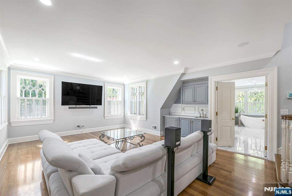 7 Bedroom Single Family Home/House's Image 21