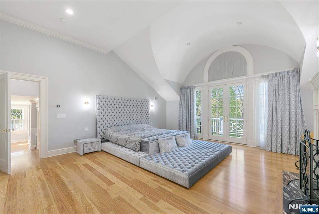 7 Bedroom Single Family Home/House's Image 22
