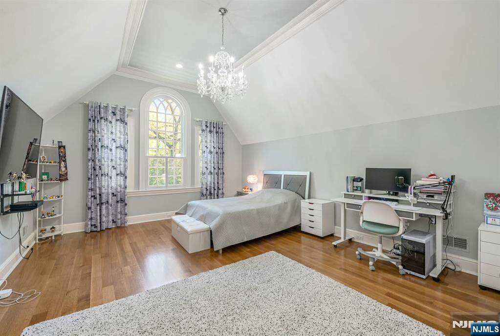 7 Bedroom Single Family Home/House's Image 28