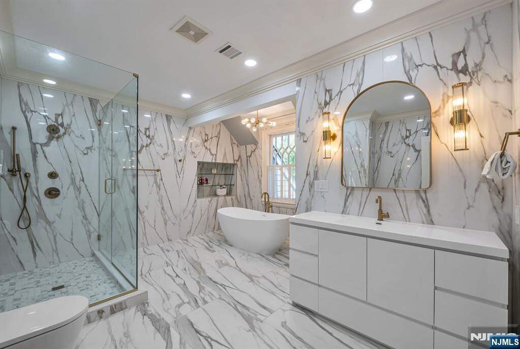 7 Bedroom Single Family Home/House's Image 29
