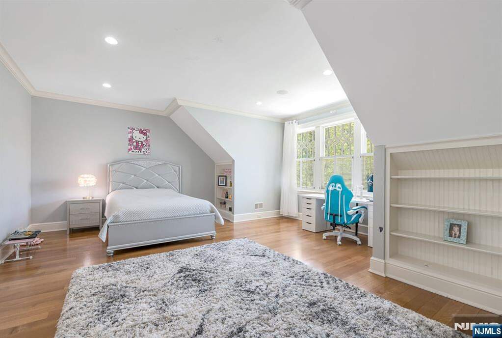 7 Bedroom Single Family Home/House's Image 30