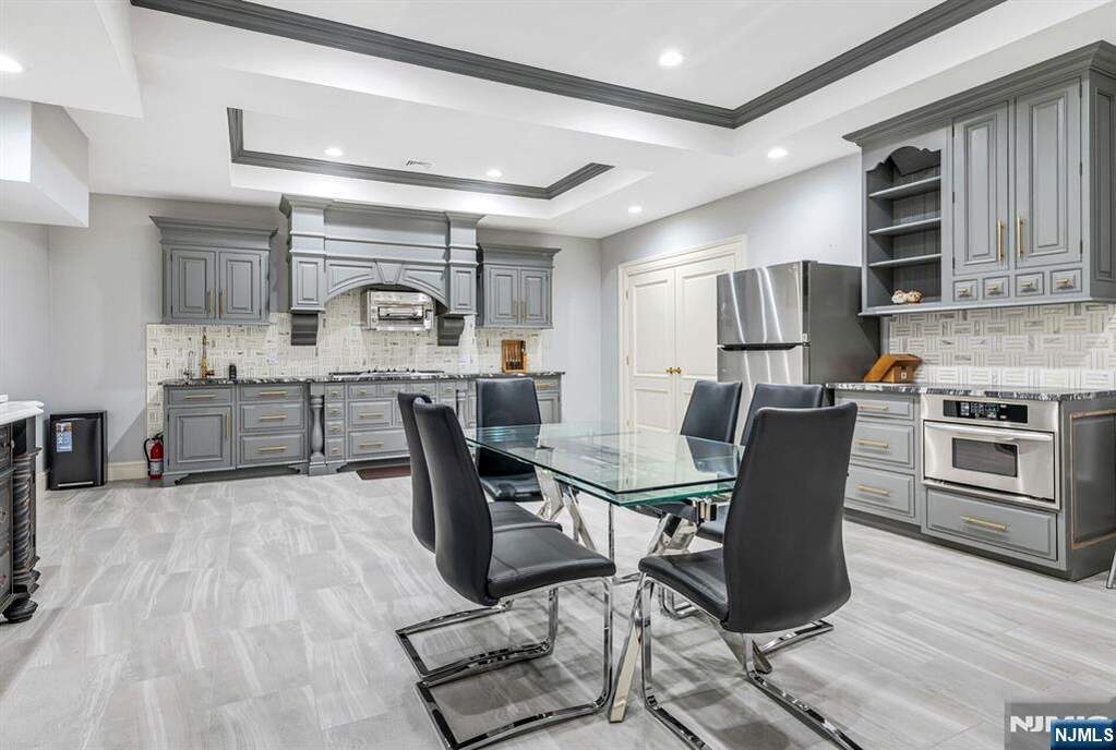 7 Bedroom Single Family Home/House's Image 33