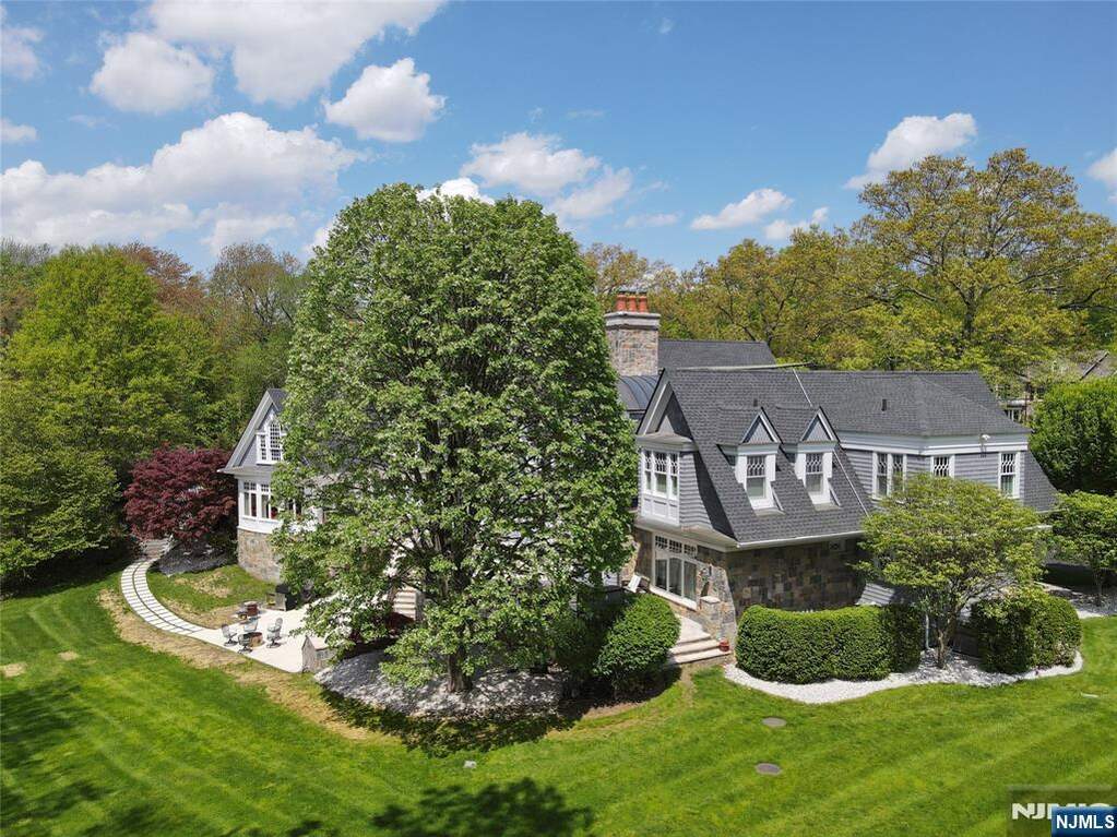 7 Bedroom Single Family Home/House's Image 40
