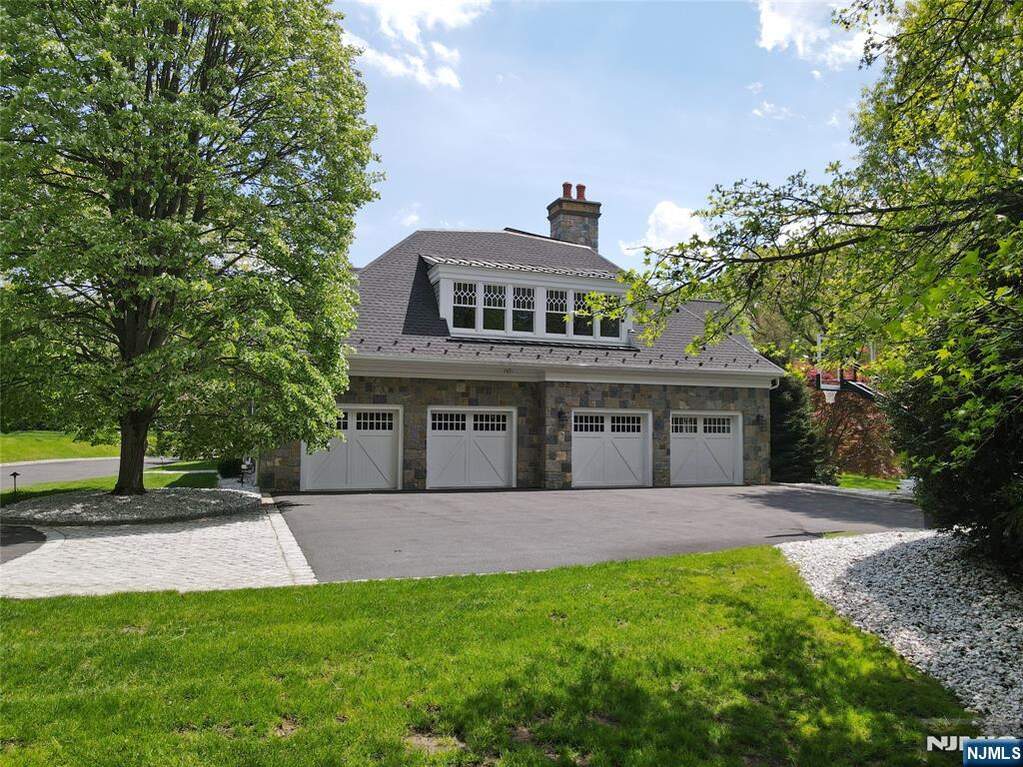 7 Bedroom Single Family Home/House's Image 41