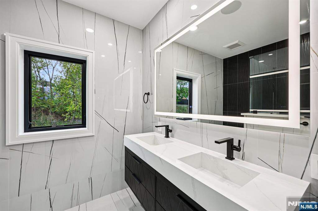 4 Bedroom Single Family Home/House's Image 21