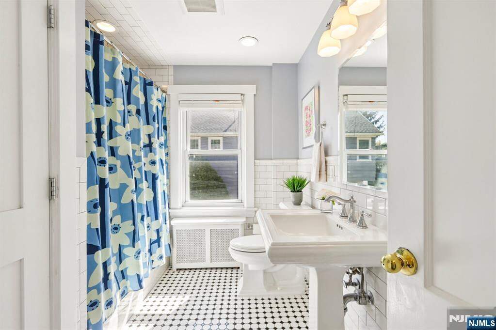 4 Bedroom Single Family Home/House's Image 28