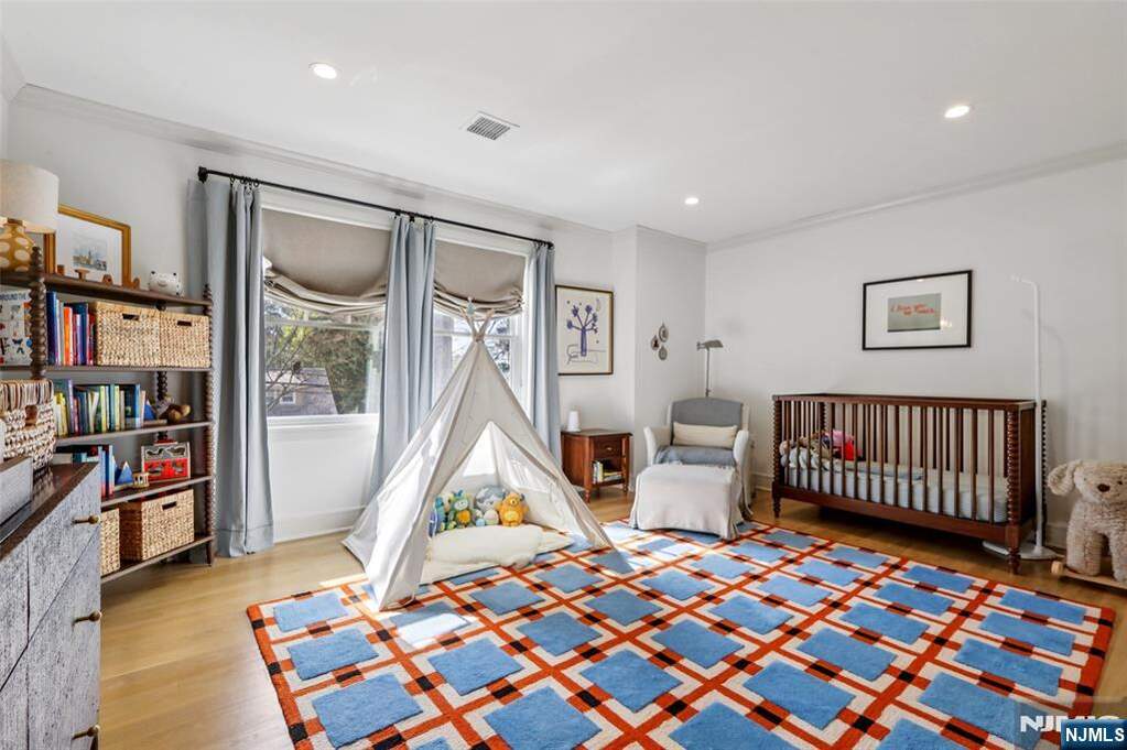 5 Bedroom Single Family Home/House's Image 24