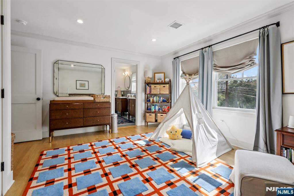 5 Bedroom Single Family Home/House's Image 25