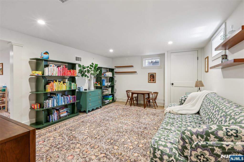 5 Bedroom Single Family Home/House's Image 29
