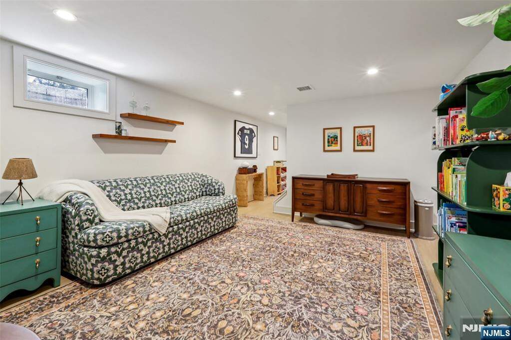 5 Bedroom Single Family Home/House's Image 30