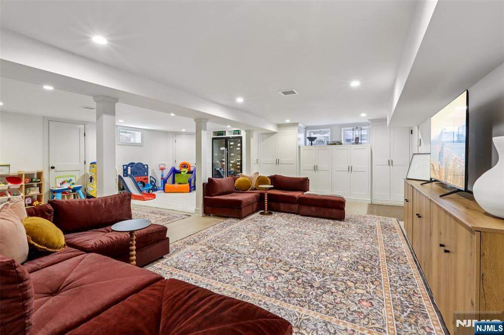 5 Bedroom Single Family Home/House's Image 32