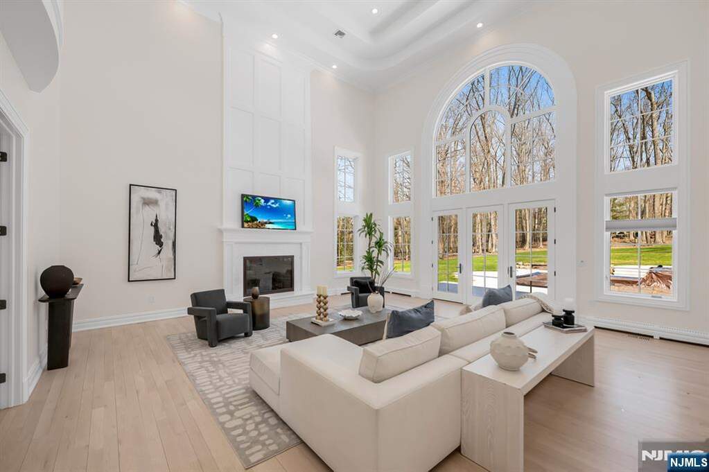 5 Bedroom Single Family Home/House's Image 11