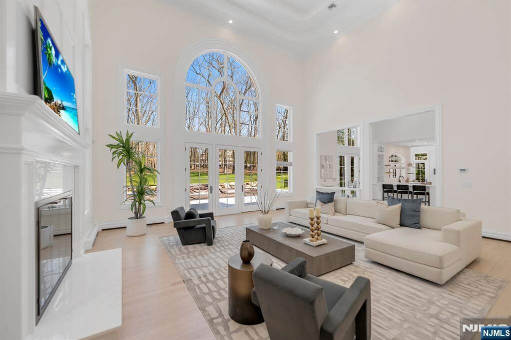 5 Bedroom Single Family Home/House's Image 12