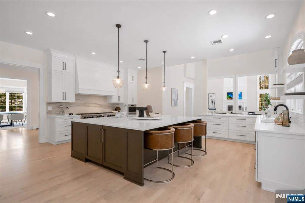 5 Bedroom Single Family Home/House's Image 14