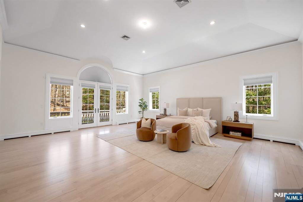 5 Bedroom Single Family Home/House's Image 25