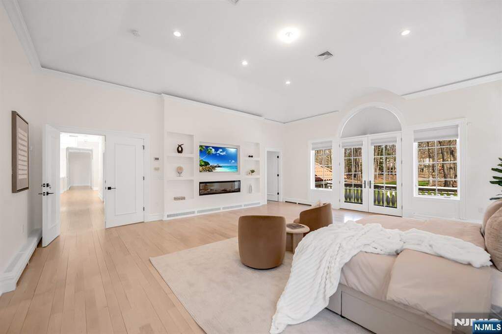 5 Bedroom Single Family Home/House's Image 26