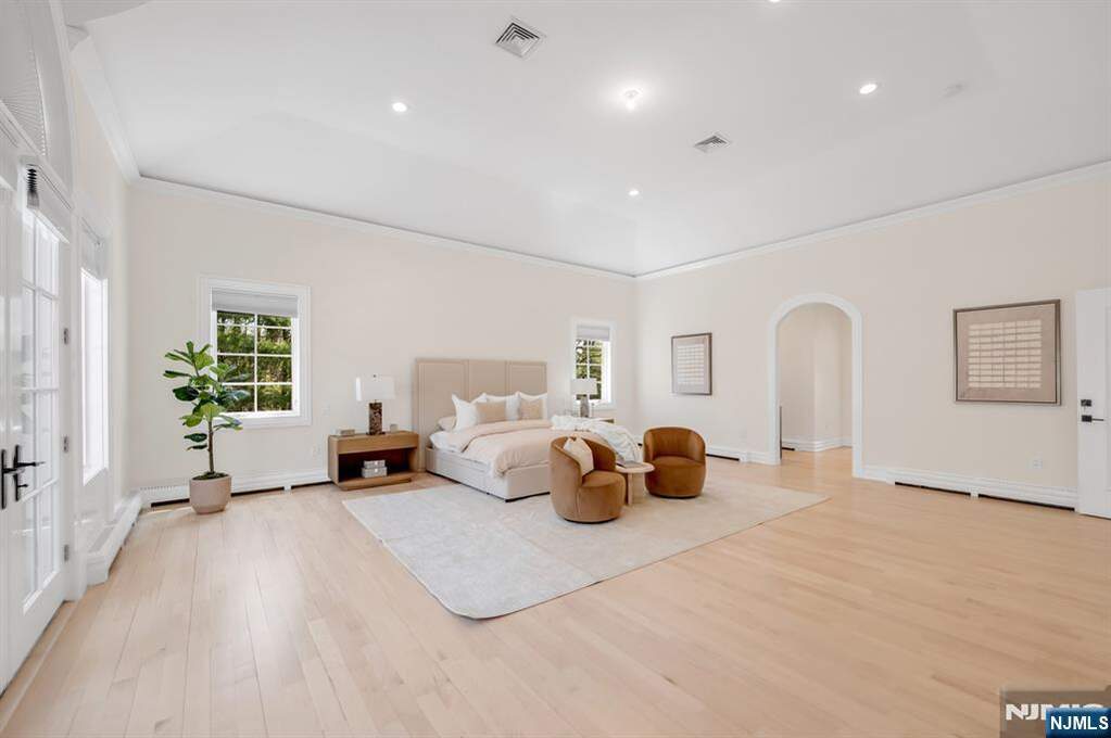 5 Bedroom Single Family Home/House's Image 27