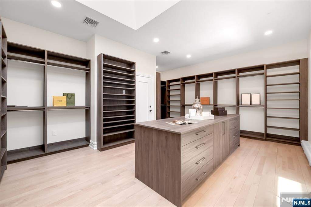 5 Bedroom Single Family Home/House's Image 28