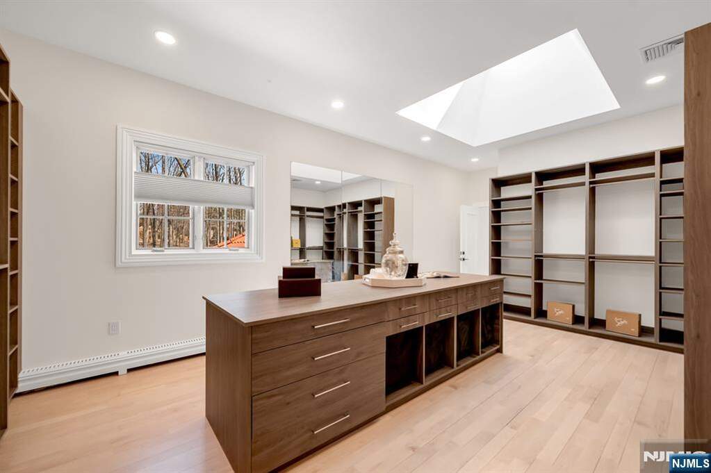 5 Bedroom Single Family Home/House's Image 29