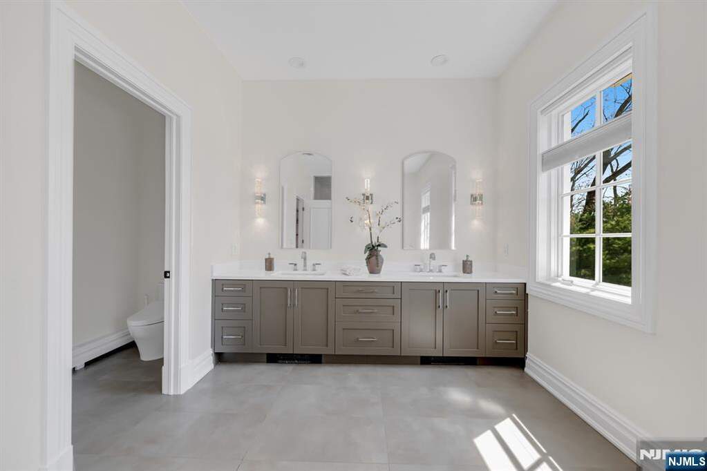 5 Bedroom Single Family Home/House's Image 32