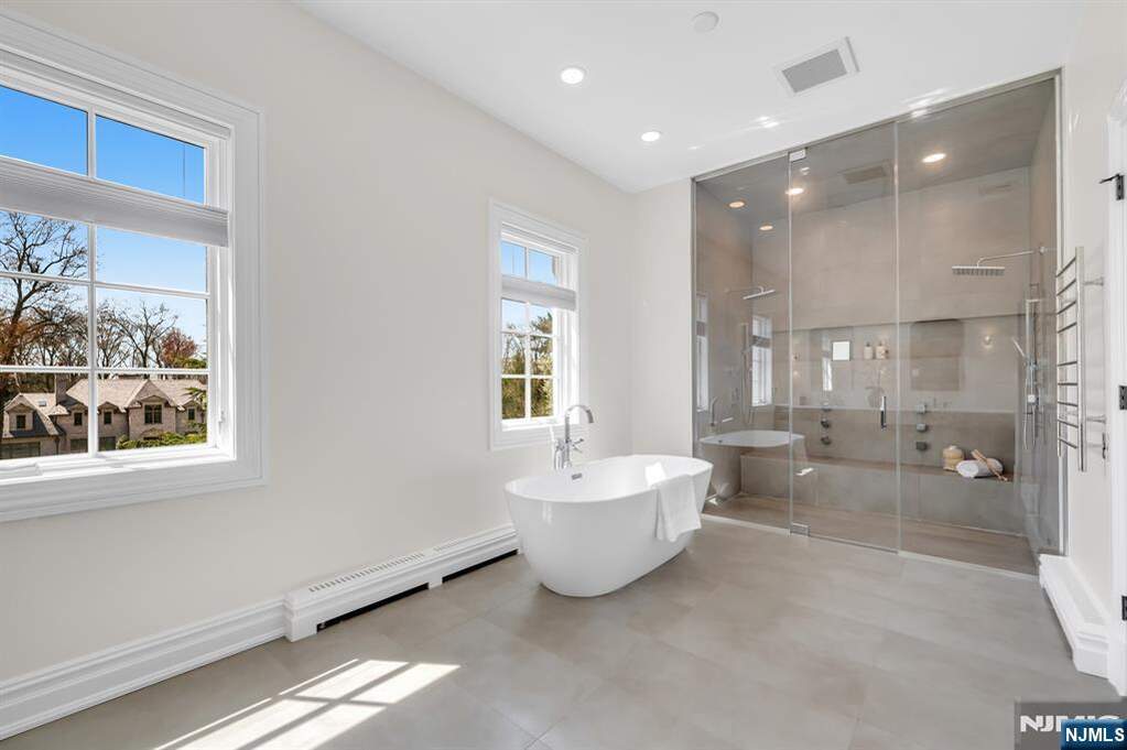 5 Bedroom Single Family Home/House's Image 33