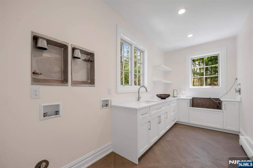 5 Bedroom Single Family Home/House's Image 35