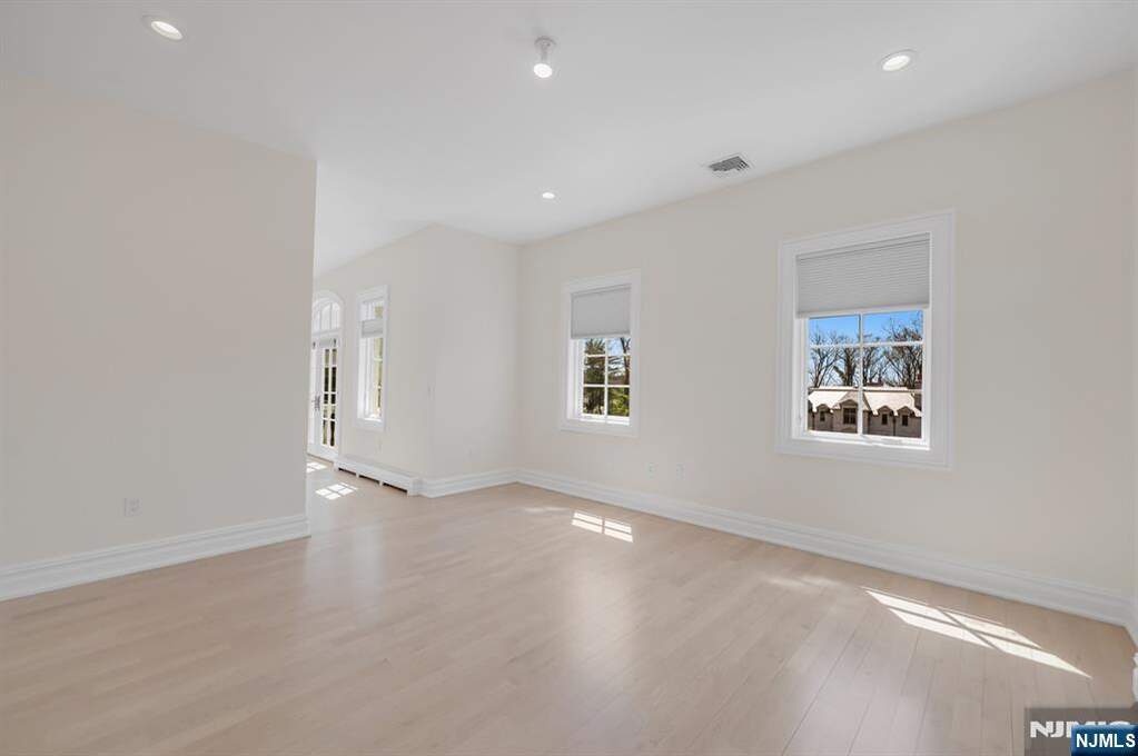 5 Bedroom Single Family Home/House's Image 36