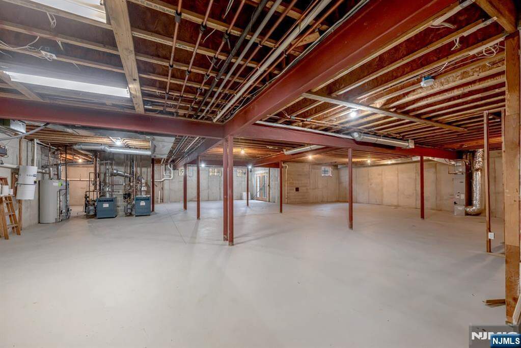 5 Bedroom Single Family Home/House's Image 44