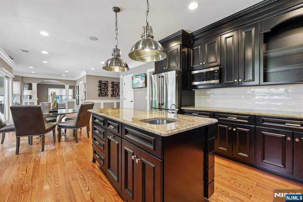 5 Bedroom Single Family Home/House's Image 14