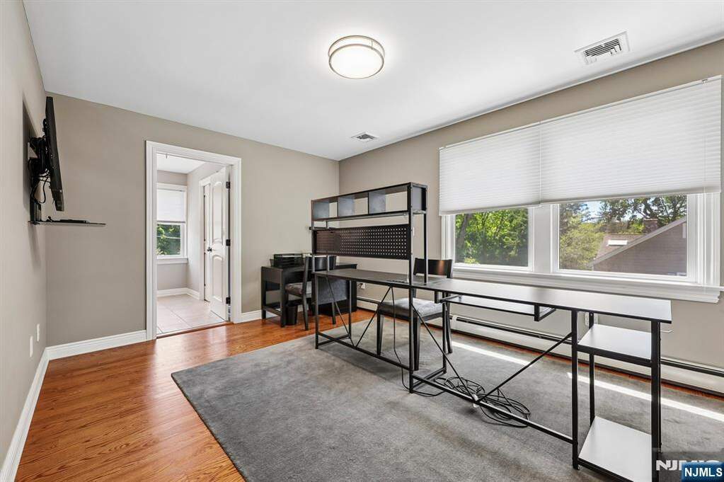 5 Bedroom Single Family Home/House's Image 29