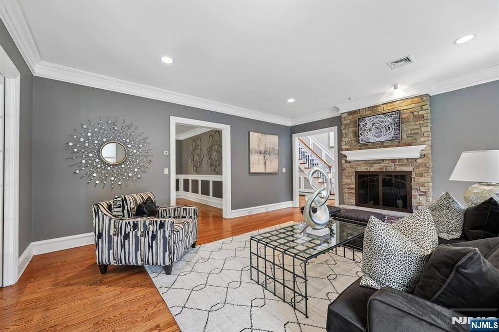 5 Bedroom Single Family Home/House's Image 3
