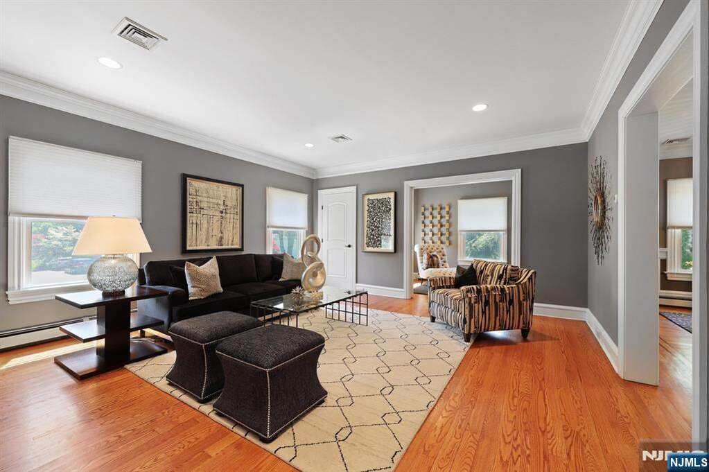 5 Bedroom Single Family Home/House's Image 4