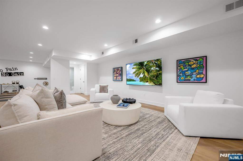 3 Bedroom Villa/Townhouse's Image 37