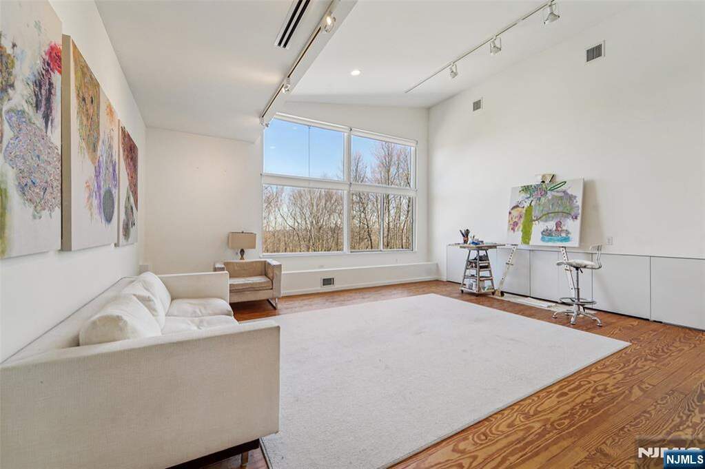 4 Bedroom Single Family Home/House's Image 18