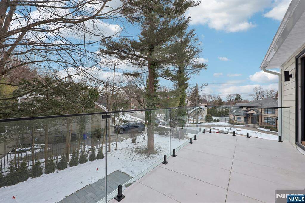 6 Bedroom Single Family Home/House's Image 19